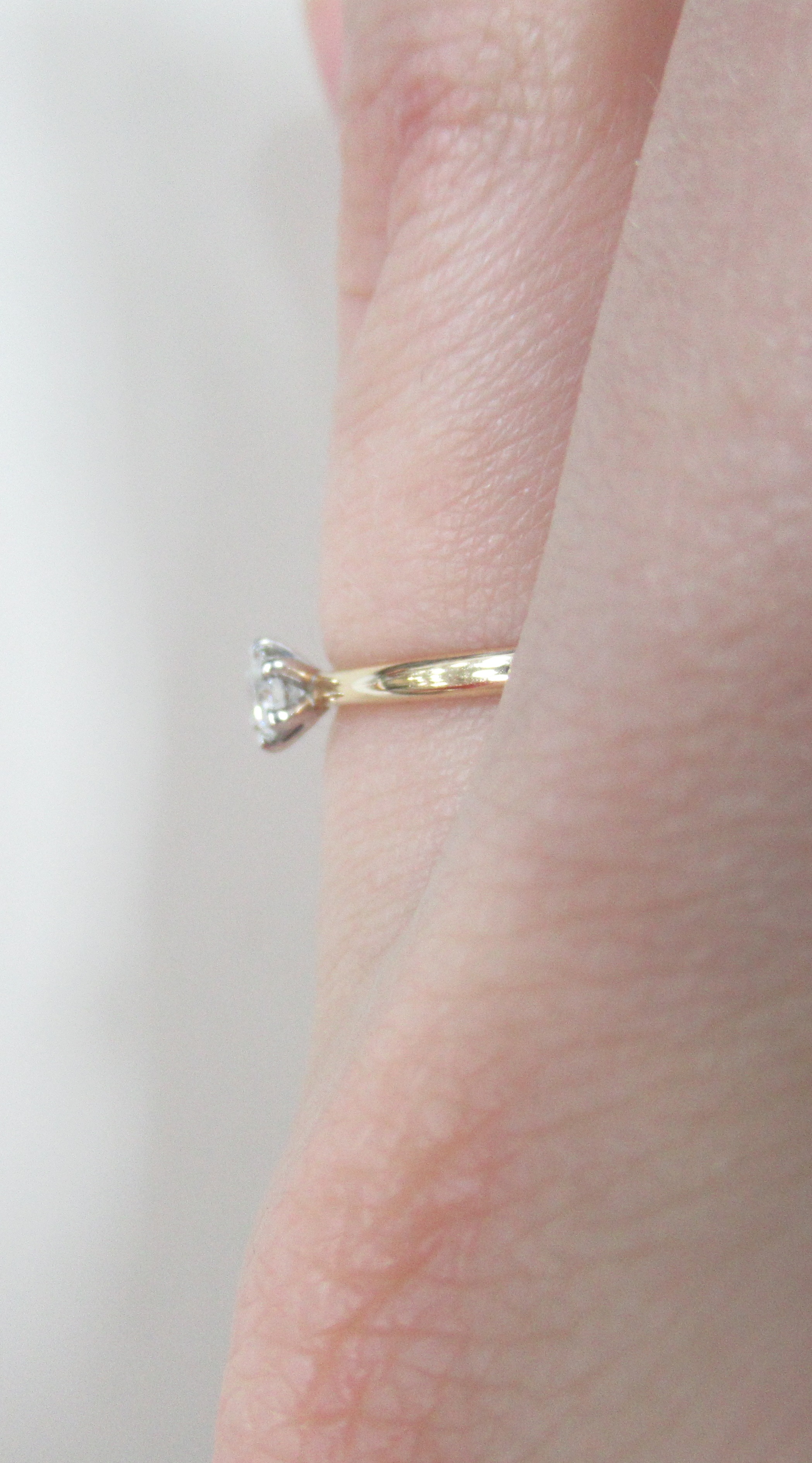 Золотое кольцо 585 пробы; родий; вставки 1 Бр.Кр-57 0,154 3/6А;